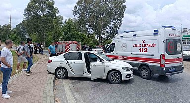 Manavgat'ta iki otomobil çarpıştı