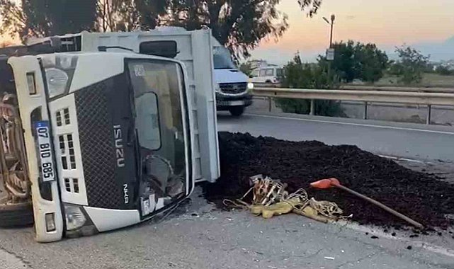 Manavgat'ta lastiği patlayan kamyonet devrildi: 3 yaralı