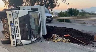 Manavgat'ta lastiği patlayan kamyonet devrildi: 3 yaralı