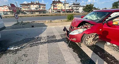 Manavgat'ta otomobil ile kamyonet çarpıştı: 1 yaralı