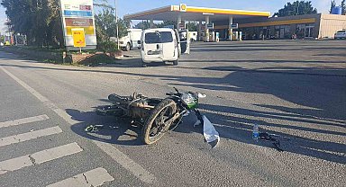 Manavgat'ta ticari araca arkadan çarpan motosiklet sürücüsü yaralandı