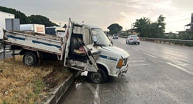 Manisa'da kamyonet refüje çarptı: Yolcu öldü, sürücü yaralandı
