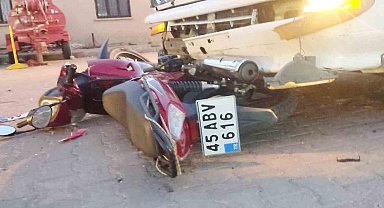 Manisa'da motosiklet minibüsün altında kaldı