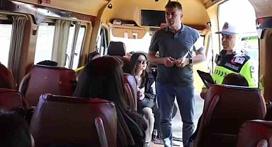 Manisa'da sivil jandarma yolcu gibi otobüse binerek denetleme yaptı