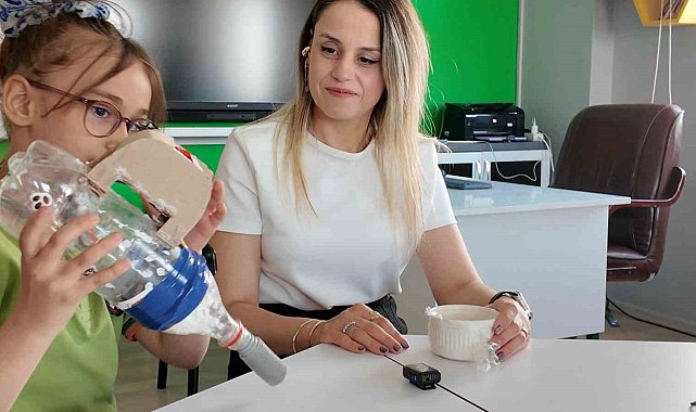 Manisalı ilkokul öğrencisi atık malzemelerden sessiz süpürge yaptı