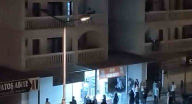 Mardin'de arbedede market önündeki dolabın devrildiği anlar kamerada