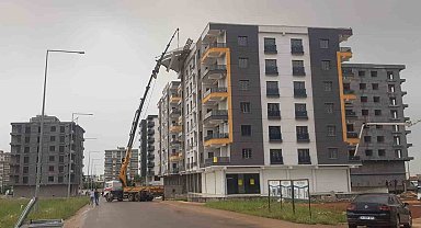 Mardin'de fırtınada çatıdaki çelik koruma aşağı sarktı, facia ucuz atlatıldı