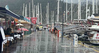 Marmaris baharı yağmurla uğurluyor