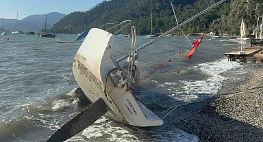 Marmaris'te şiddetli rüzgar tekneyi kıyıya sürükledi