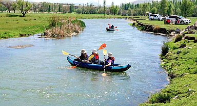 Mavi ile yeşilin buluştuğu Zamantı Irmağı'nda kürek çektiler