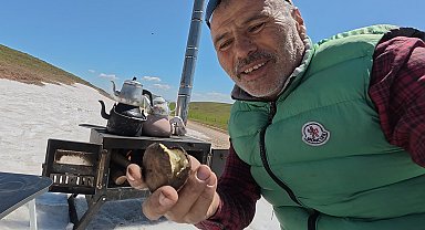 Mayıs ayında kar üstünde kara demlikte çay keyfi yaptı