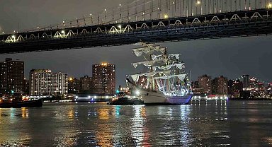 Meksika Donanması'na ait eğitim gemisi Brooklyn Köprüsü'ne çarptı: 2 ölü, 19 yaralı