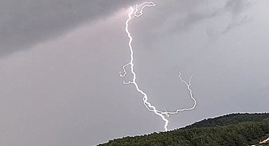 Menteşe'de dağa düşen şimşek böyle görüntülendi