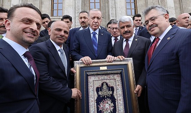 Merkezde üretilen ilk Hereke halısı Cumhurbaşkanı Erdoğan'a hediye edildi