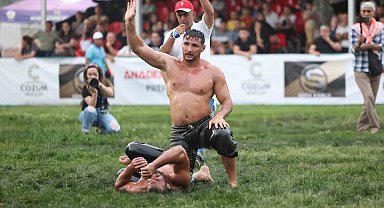 Merkezefendi'de başpehlivan Mustafa Taş oldu