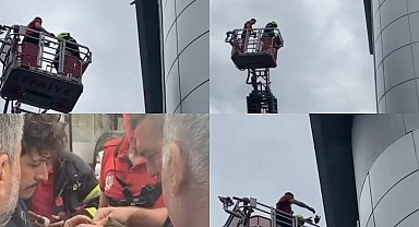 Mersin'de çatıda mahsur kalan güvercini itfaiye kurtardı