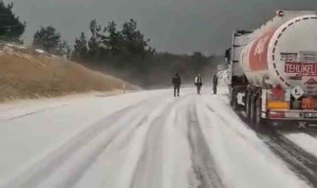 Mersin'de dolu etkili oldu, karayolu trafiğe kapandı