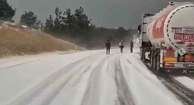 Mersin'de dolu etkili oldu, karayolu trafiğe kapandı