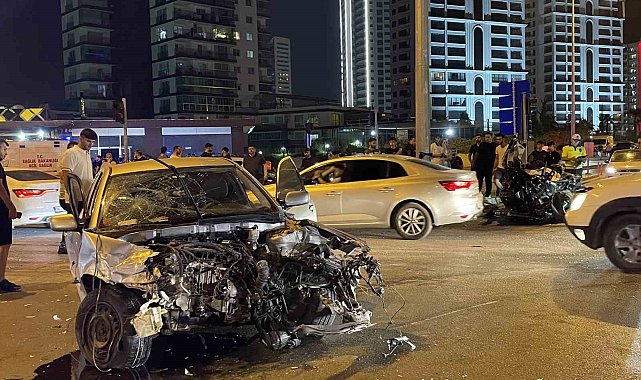 Mersin'de feci kaza: Otomobil ikiye bölündü, 3 kişi yaralandı
