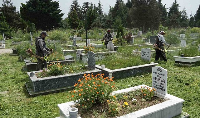 Mezarlıklarda otlar biçiliyor