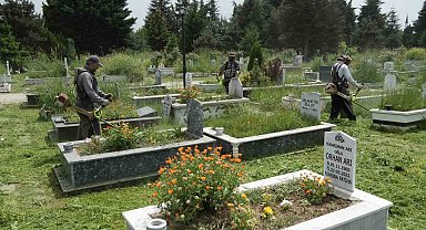 Mezarlıklarda otlar biçiliyor