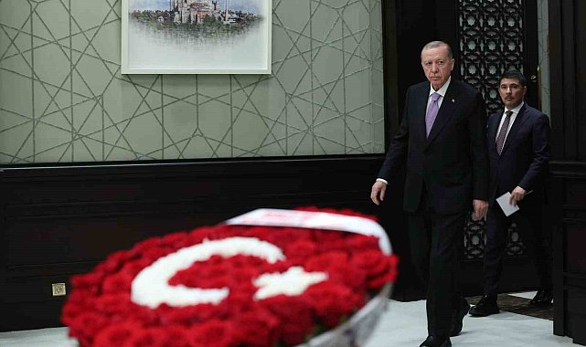 MHP Lideri Bahçeli'den Kabine'ye Türk bayraklı çiçek