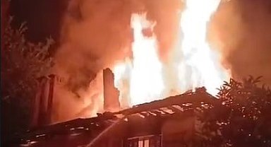 Milas'ta iki katlı ev alevlere teslim oldu