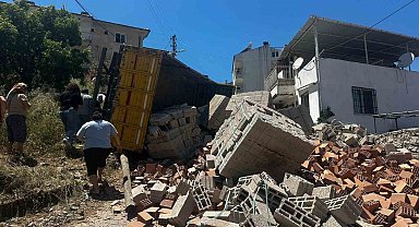 Milas'ta tuğla yüklü kamyon devrildi: 1 yaralı