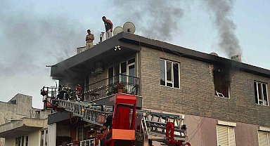 Milas'ta vatandaşlar yangında çatıya çıkarak kurtuldular