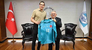 Milli kaleci Doğan Alemdar, Başkan Büyükkılıç'ı ziyaret etti