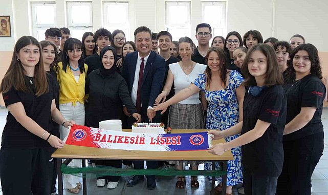 Milyonluk izlenmeye pastalı kutlama