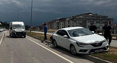 Minibüs ile otomobil çarpıştı : 1 yaralı