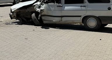 Minibüs ile otomobil çarpıştı