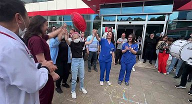 Minik Benay son kemoterapisini aldı, bando eşliğinde uğurlandı