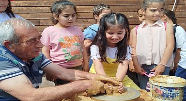 Minik eller çömlekle buluştu