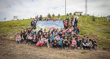 Minik eller fidanları toprakla buluşturdu