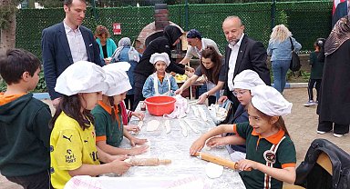 Minik eller okul bahçesinde hamur açıp kıymalı pide hazırladılar