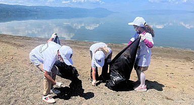 Minik gönüllülerden İznik'te sahil temizliği