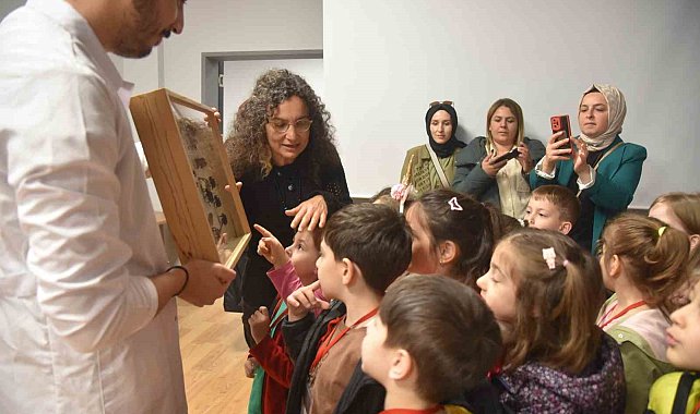 Minik öğrenciler böcekleri dikkatle inceledi