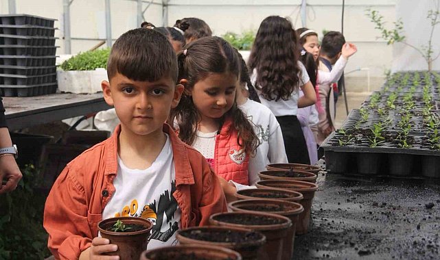 Minik öğrenciler seralarda doğayla buluştu