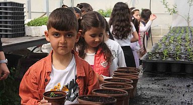 Minik öğrenciler seralarda doğayla buluştu