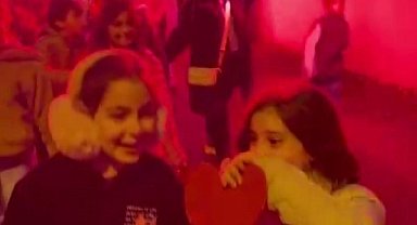 Minik öğrencilerden öğretmenlerine meşaleler eşliğinde 'Anneler Günü' kutlaması