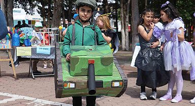 Miniklerden geri dönüşüm defilesi