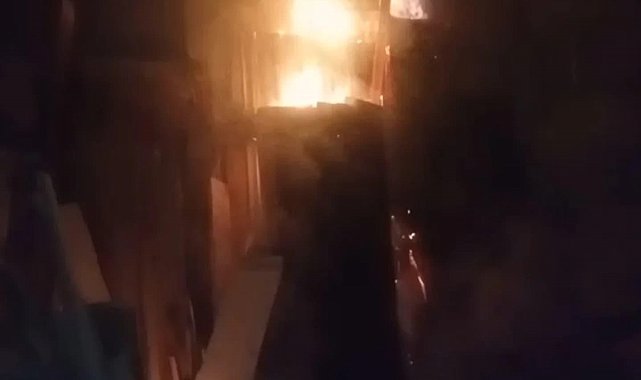 Mobilya dükkanında çıkan yangın büyümeden söndürüldü