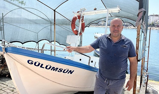 Mobilya ustası, 'gülümsün' ismini verdiği kayığı ile çocukluk hevesini gideriyor