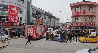 Motor kısmından yanan otomobile yangın tüpü ile müdahale ettiler