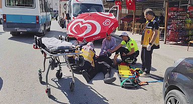 Motosiklet kazasında yaralanan yayayı güneşten şemsiye yardımıyla korudular