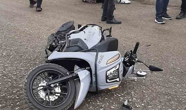 Motosiklet, park halindeki otomobile çarptı: 1 yaralı
