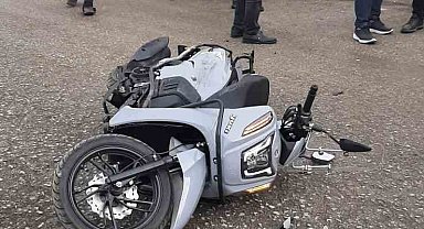 Motosiklet, park halindeki otomobile çarptı: 1 yaralı