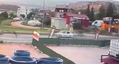 Motosiklet savruldu, sürücü ağır yaralandı: O anlar kamerada